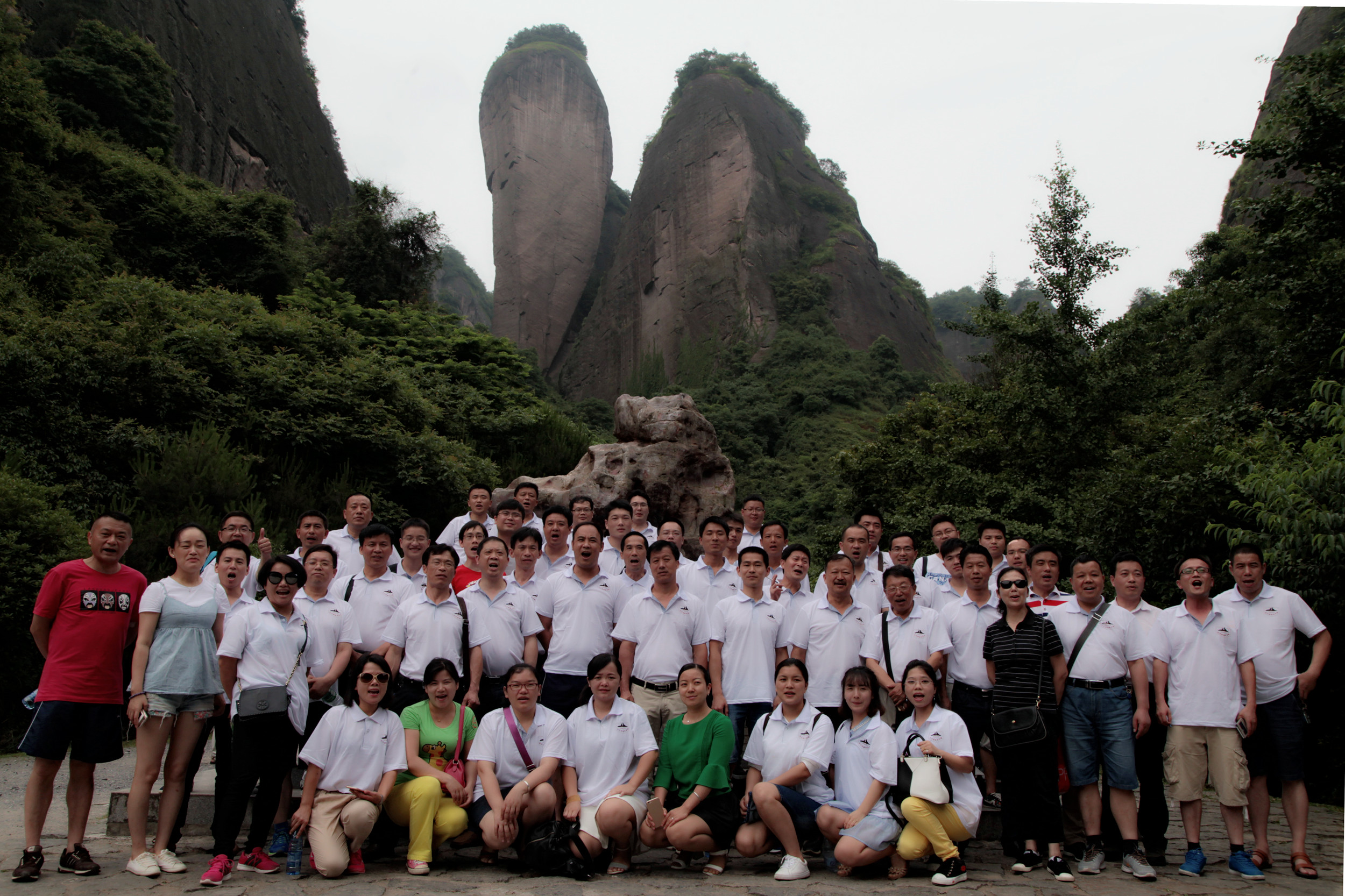 6月11日，全體與會人員游覽了崀山八角寨、辣椒峰景區